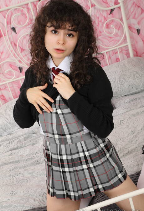 Only Tease invite you to explore xxx pictures with Karen Holster xxx gallery 63850