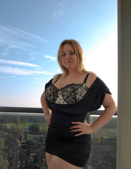 TAC Amateurs are pleased to offer you xxx pics featuring Sindy Bust in jerking pussy scene